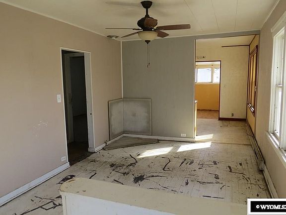 2nd image of 907 E Jackson Ave