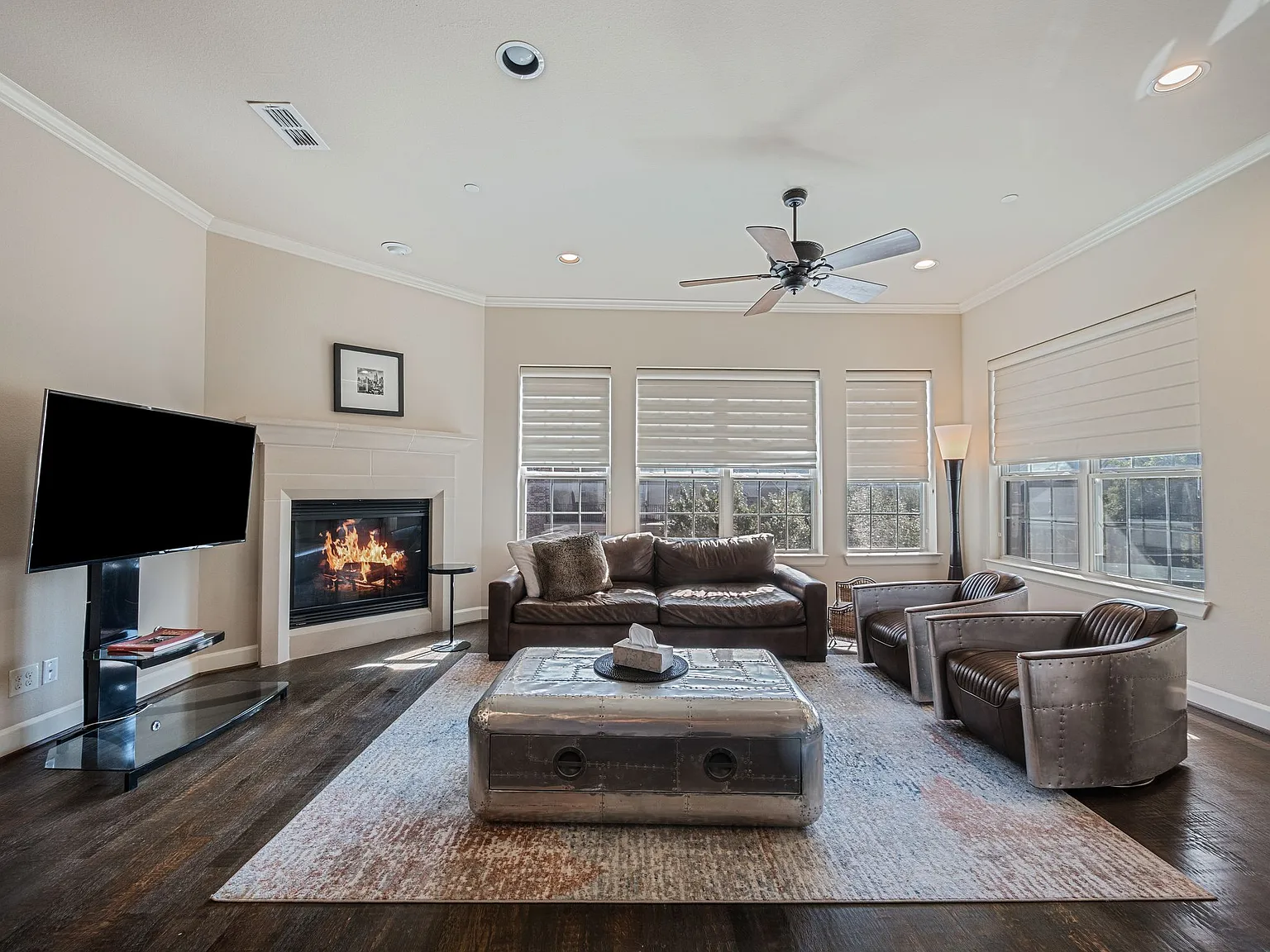 2 bed, 1941 sqft, $3,300 — Photo 3