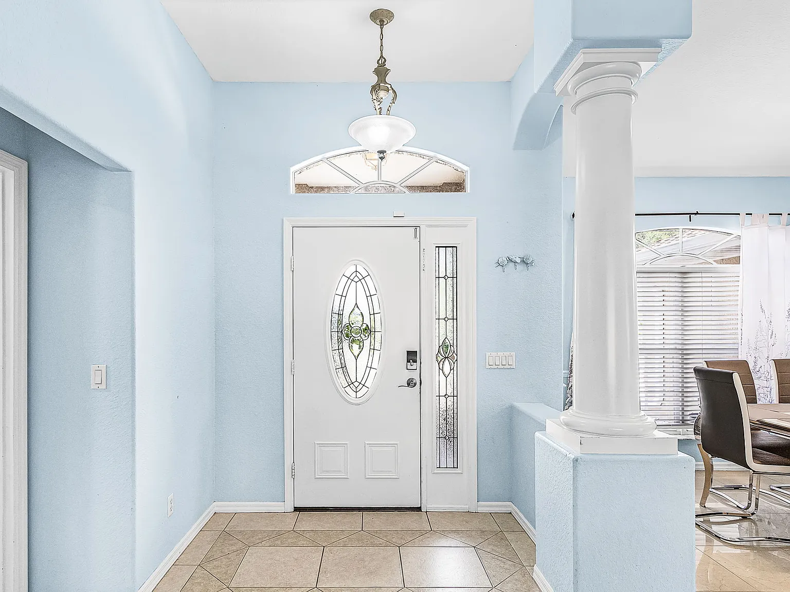3 bed, 2.0 bath, 1920 sqft, $2,580 — Photo 2