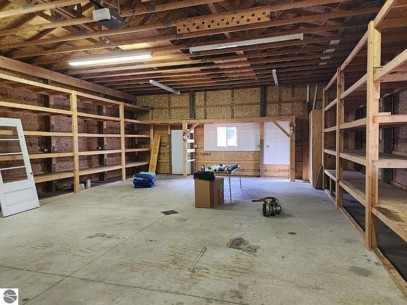 4th image of 410 Park St