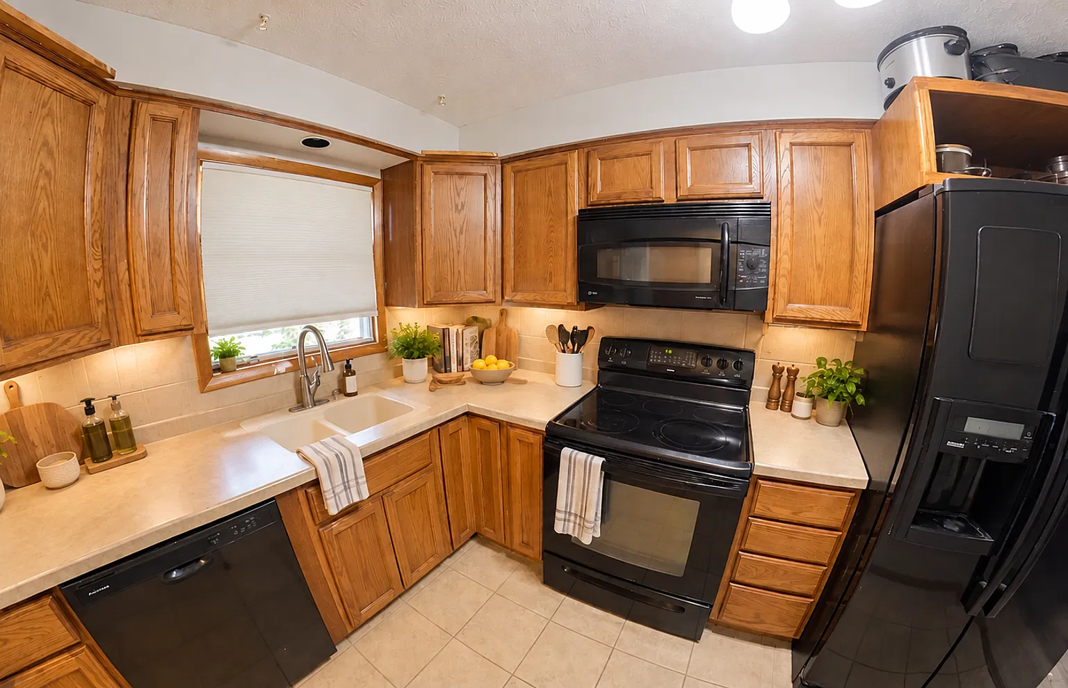 Great Amenities + 1-Car Garage + Fenced-in Yard! Available November 1st! — Photo 2