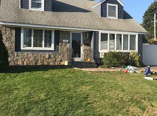 15 Glen Dr, Plainview, NY 11803