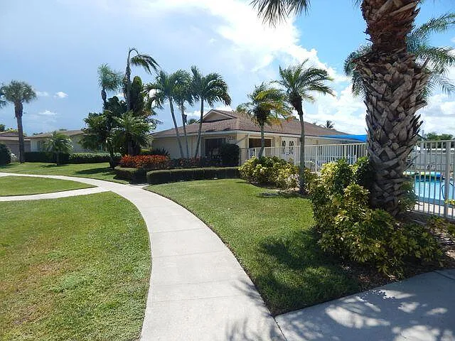 110 N Delaware Blvd #15D — Photo 32
