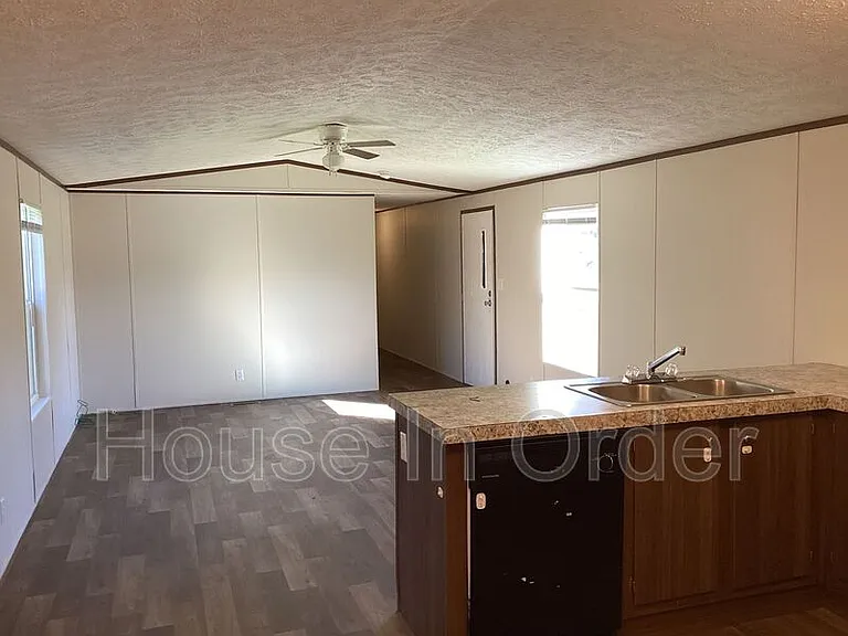 109 Shamrock Park Dr — Photo 2
