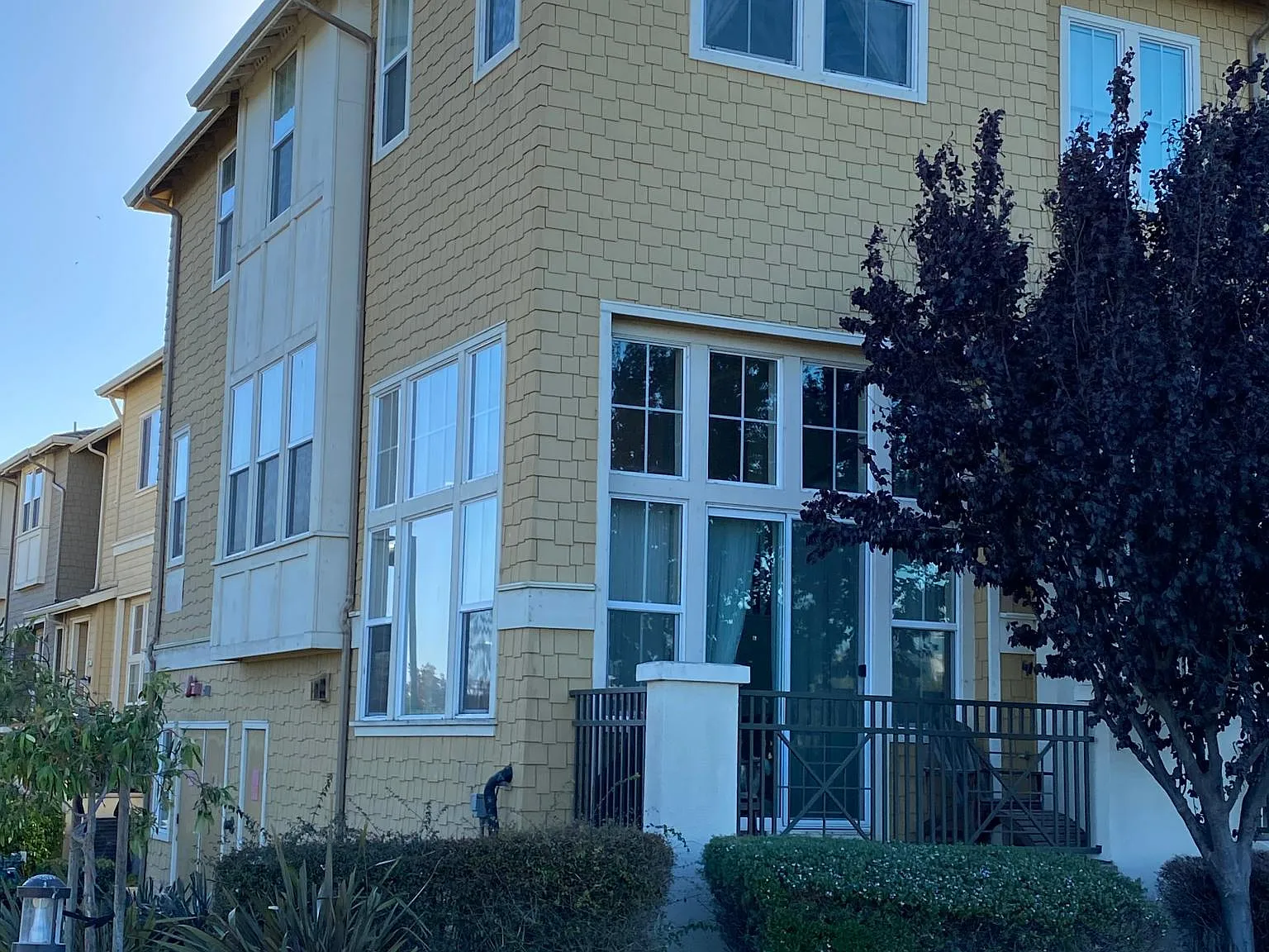 3 bed, 2.5 bath, 1924 sqft, $7,195 — Photo 3