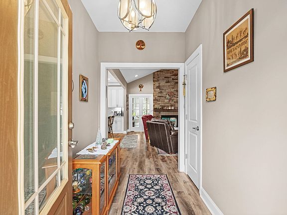 4th image of 687 Tiger Paw Rd.