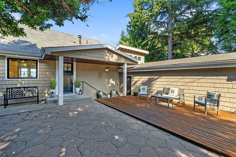 3rd image of 10498 Dixon Drive S