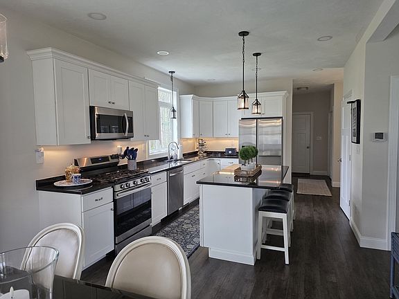 2nd image of 10 Wisteria Ln