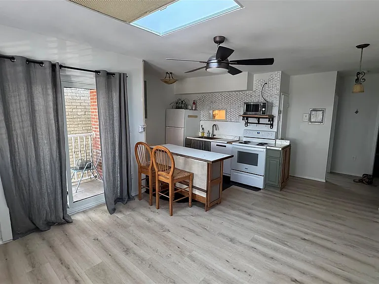 475 W Broadway #B2 — Photo 7
