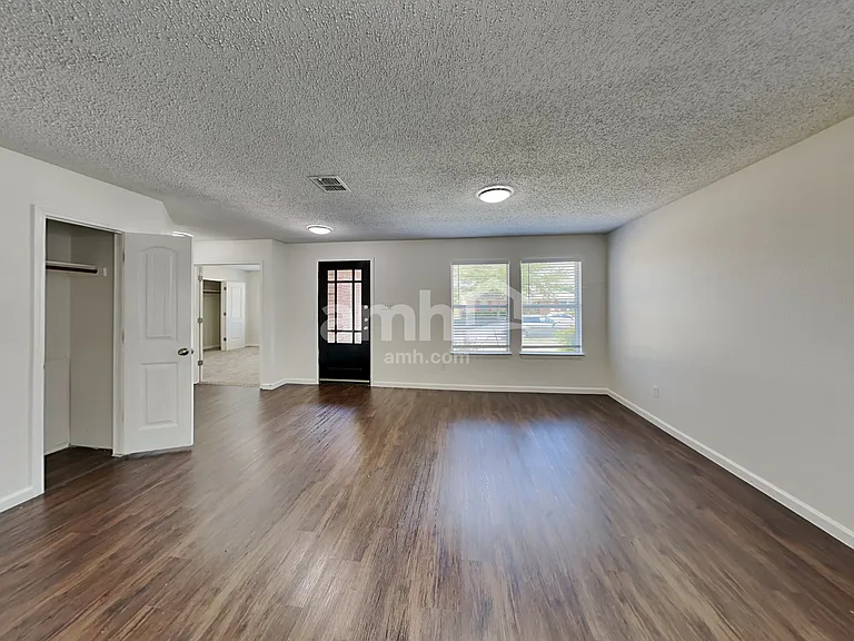 1475 Stewart Dr — Photo 7
