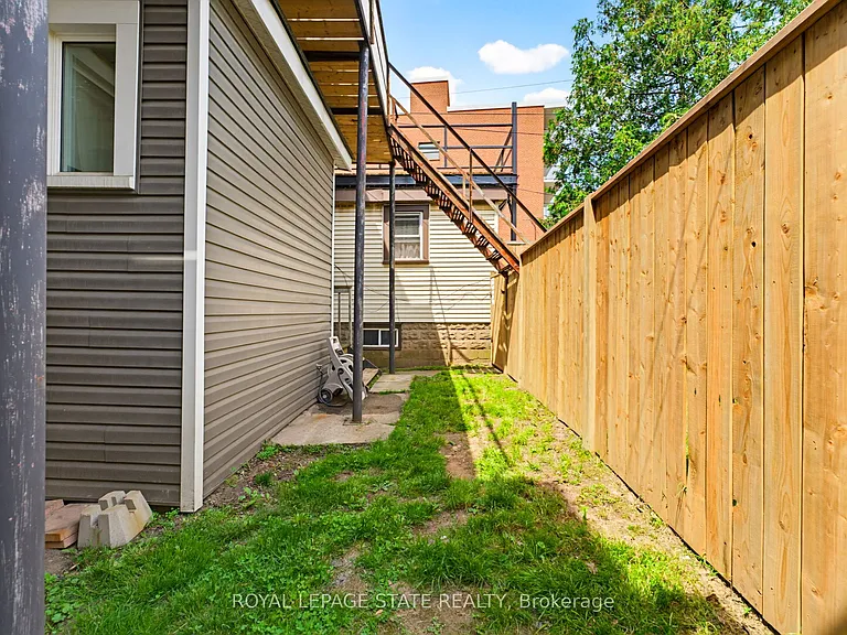 25 Strathcona Ave S #1 — Photo 17