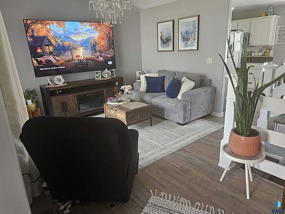 5th image of 907 Woodmont Ave