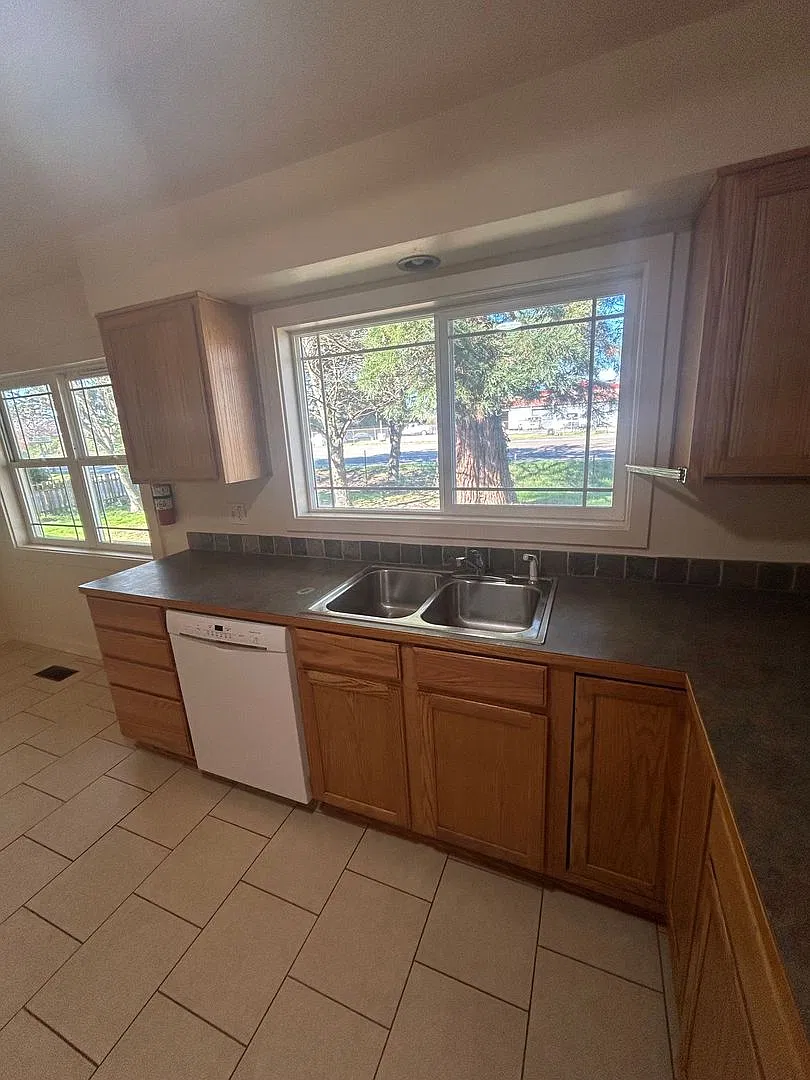 Huge 3 Bedroom 2 Bath Home with Fully Fenced Back Yard- Large dogs welcome! — Photo 1