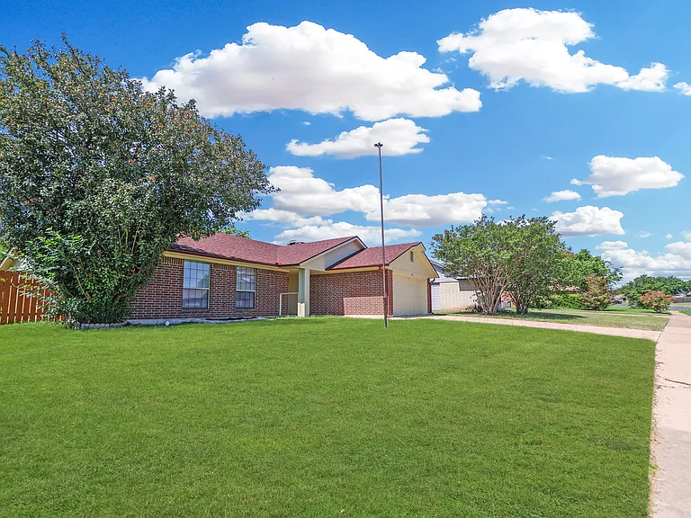 4716 Glass Mountain Dr — Photo 2