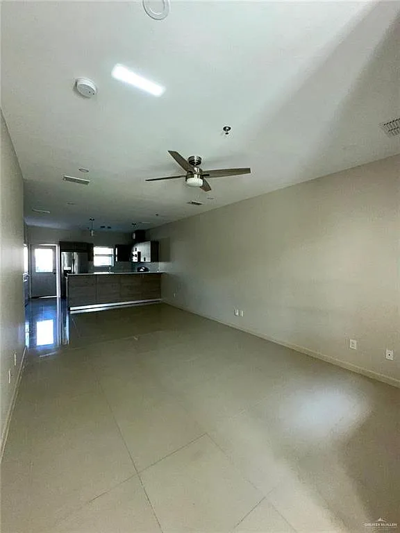 3 bed, 2.5 bath, 1400 sqft, $1,450 — Photo 3