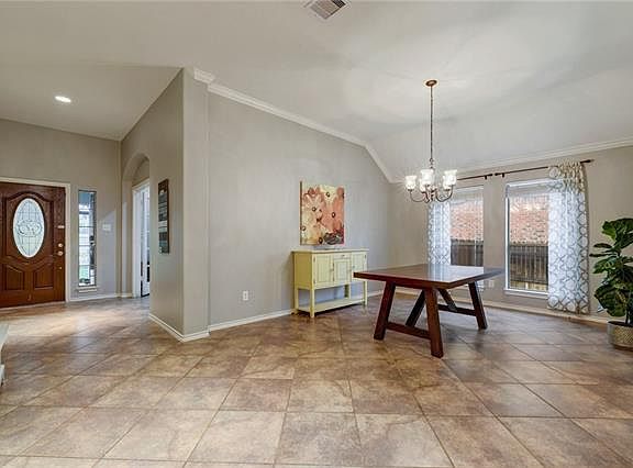 3rd image of 727 Westbury Ln