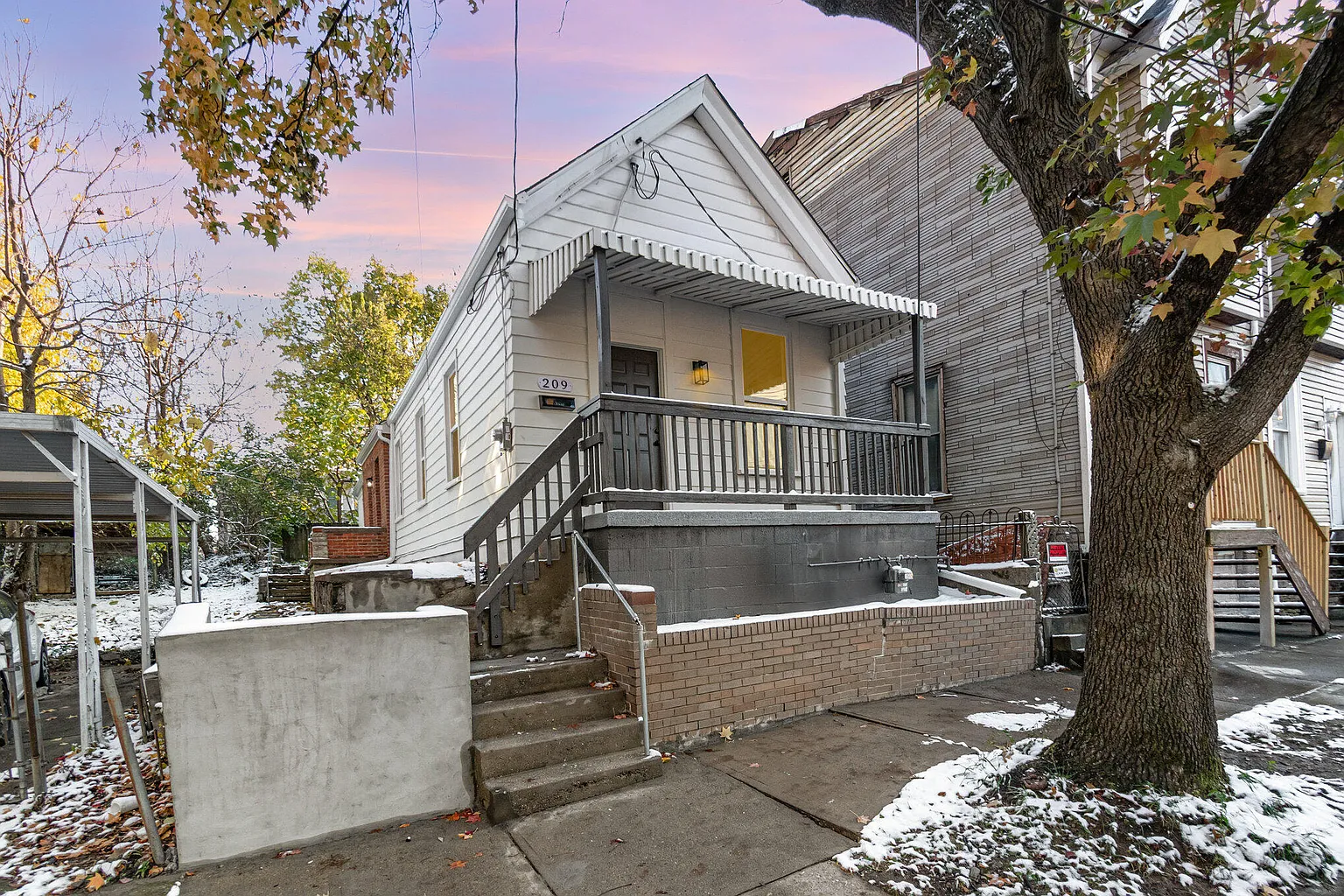209 E 10th St photo 1