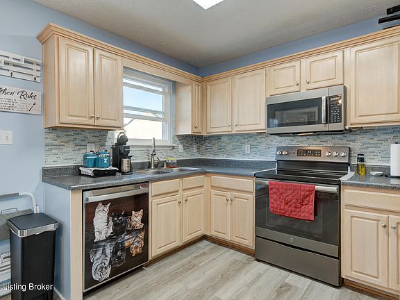 5th image of 256 White Blossom Dr