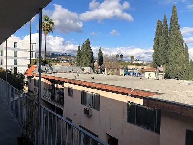 2 bed, 800 sqft, $2,400 — Photo 4