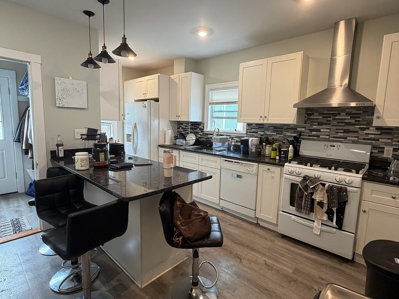 3 bed, $4,050 — Photo 1