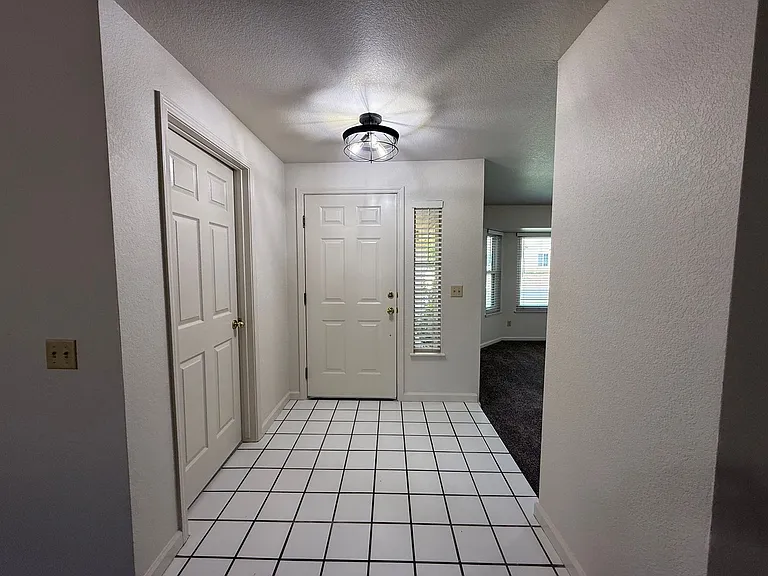 2136 Southgate Dr — Photo 3