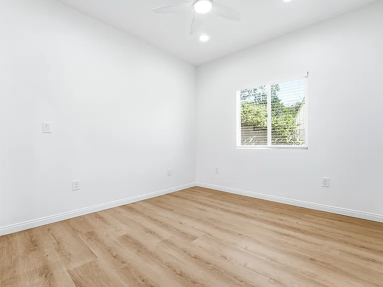 21003 Longworth Ave — Photo 15