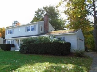 96 Richmond Dr, Shelburne, VT 05482