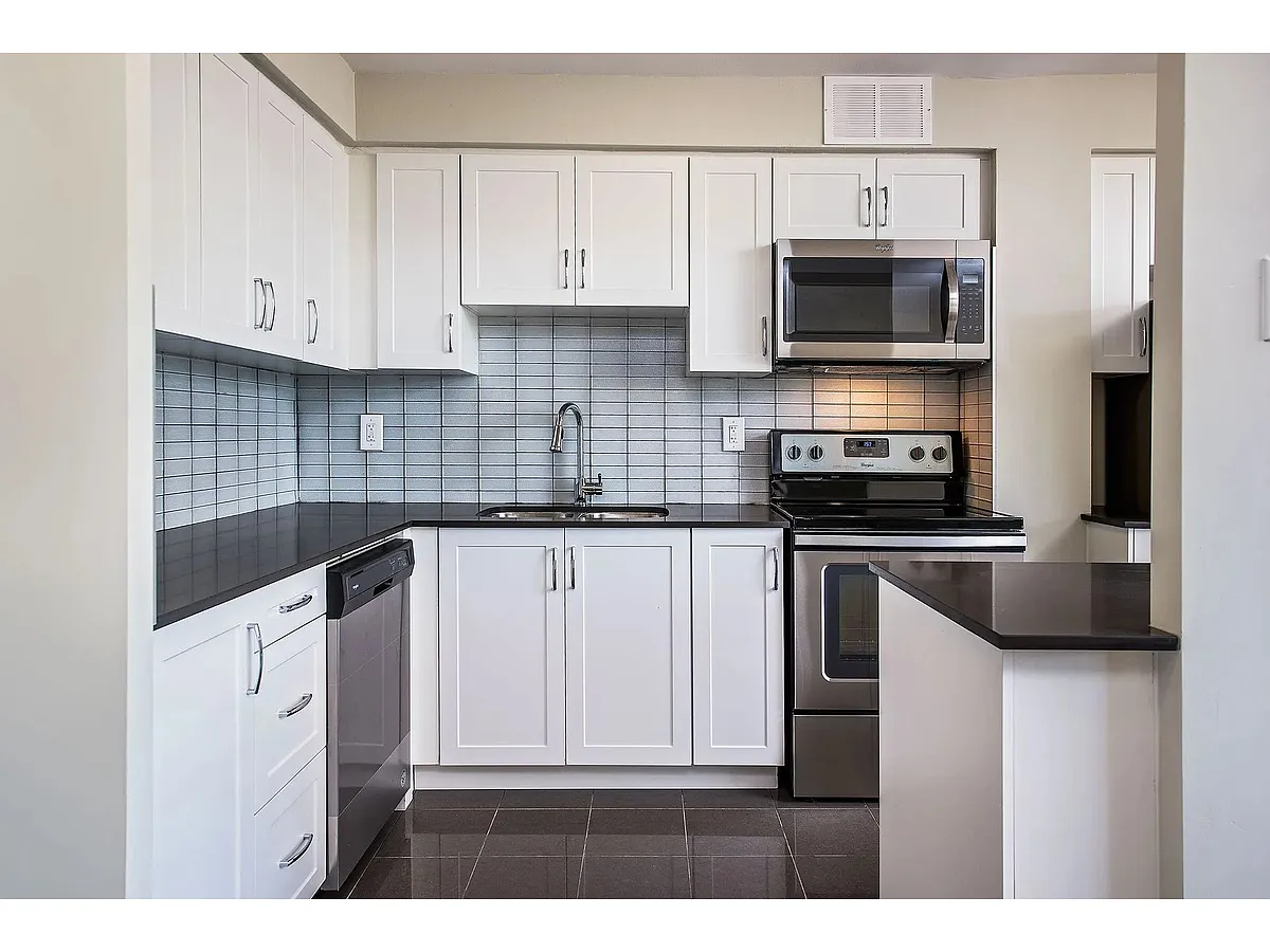 3311 Bathurst St #1092138 photo 1