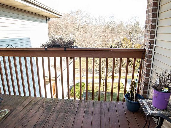 3rd image of 1010 Parkview Dr APT 1
