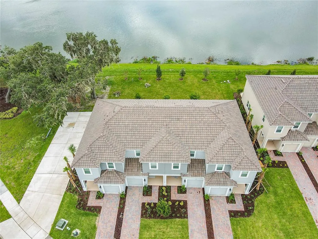3 bed, 2.5 bath, 1365 sqft, $2,050 — Photo 4
