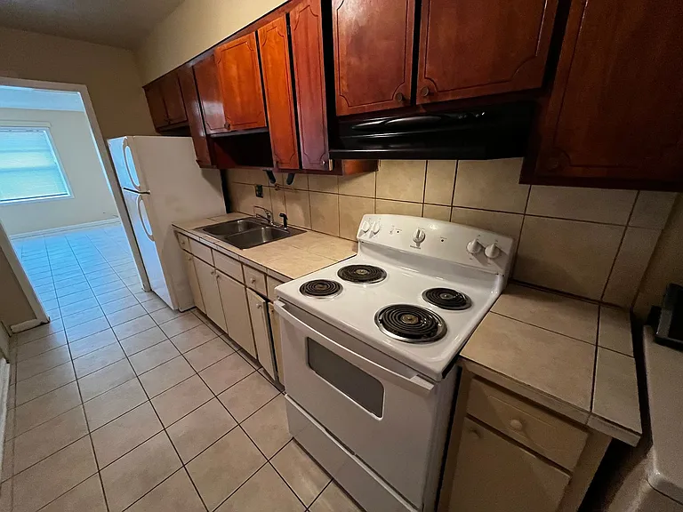 621 Hughes St — Photo 3