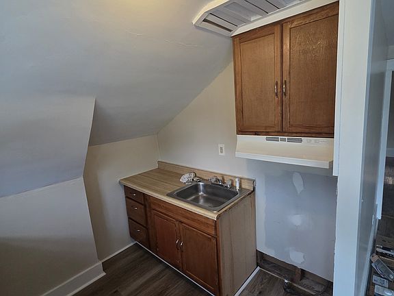 3rd image of 523 W 9th St #17959301