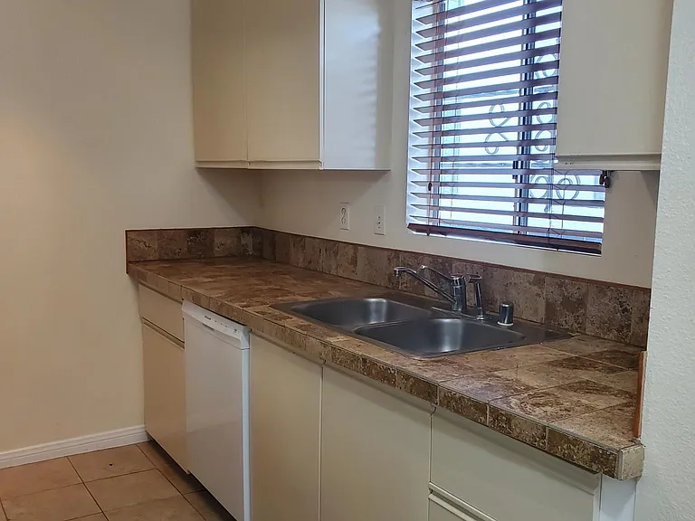 1422 N Martel Ave #5 — Photo 8