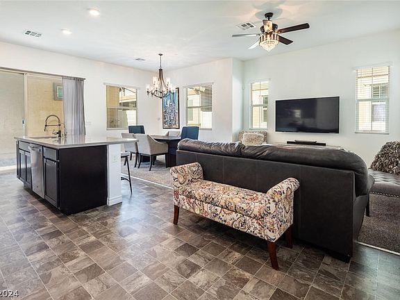5th image of 783 Charming Holly St