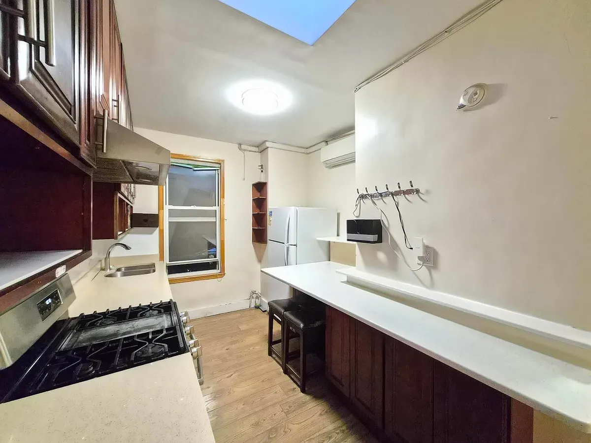 Building Photo - 186 Dahill Rd #2R