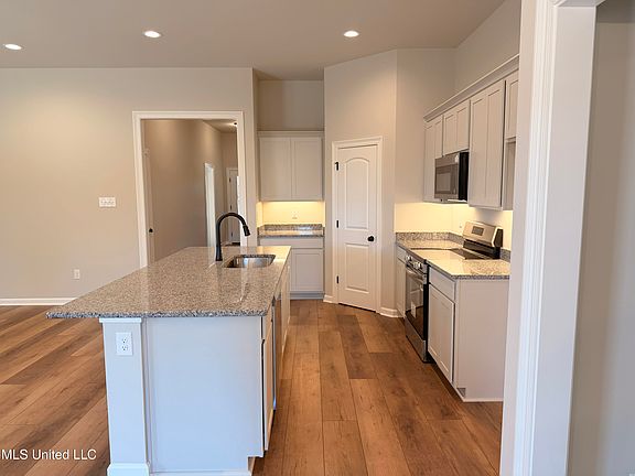 3rd image of 18080 Lakeshore Dr