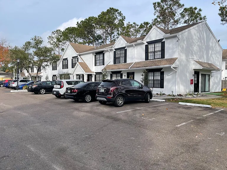Saint Andrews Square Townhomes — Photo 6