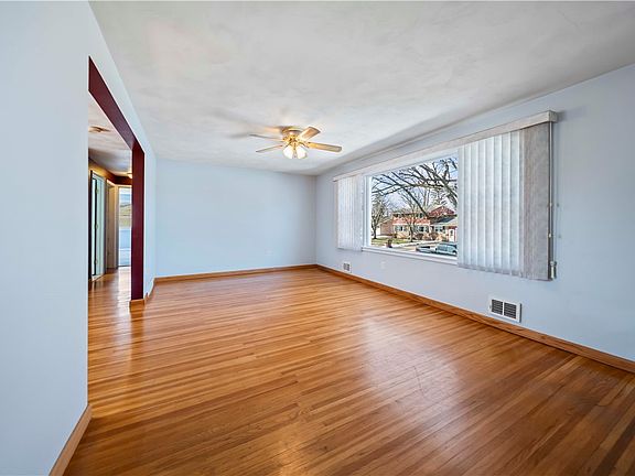 4th image of 30 Green Acre Ln