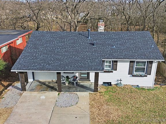 4th image of 1912 Crestview Dr