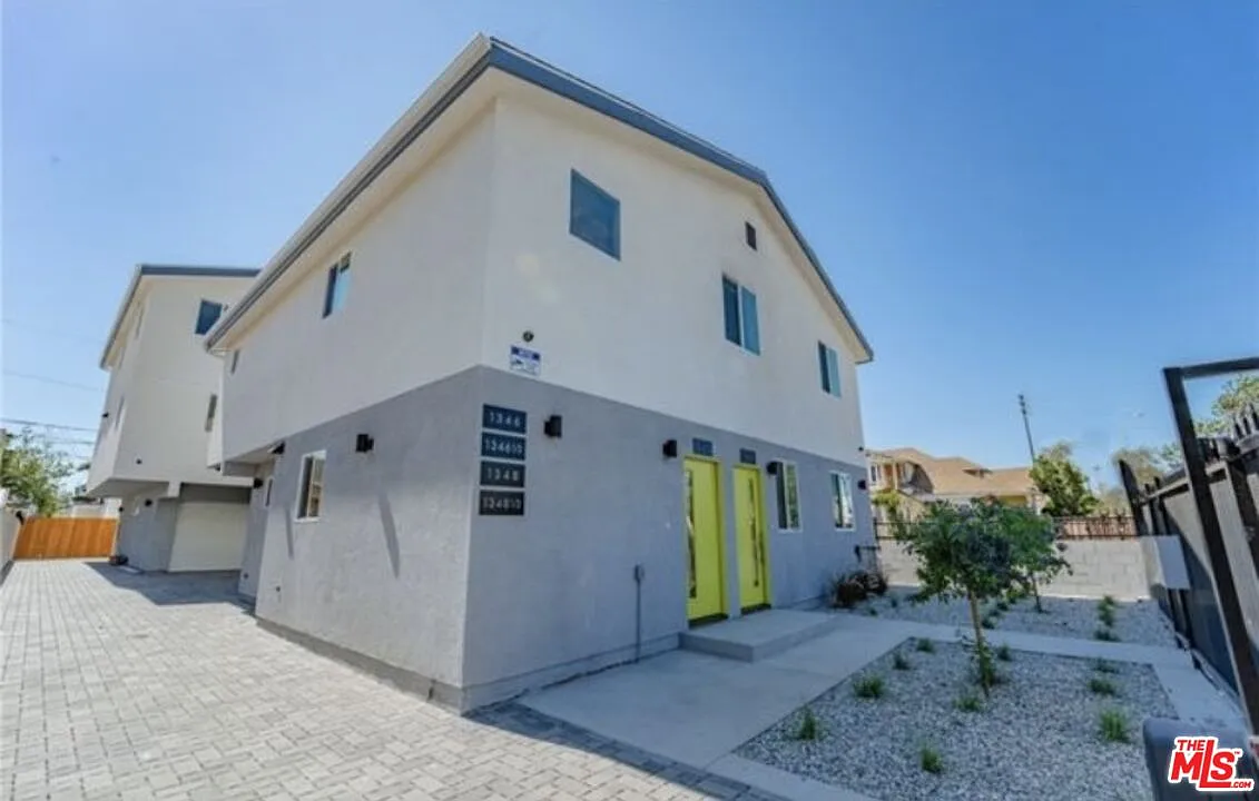 3 bed, 2.0 bath, 1200 sqft, $3,400 — Photo 1