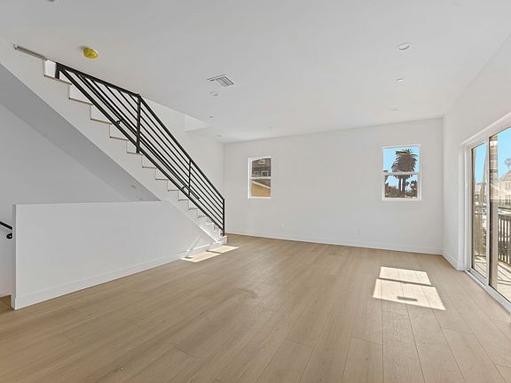 4th image of 4511 Rosewood Ave #4511