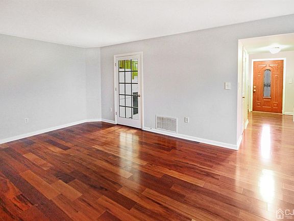4th image of 20 Crandall Dr