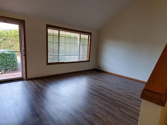 Livingroom with vaulted ceiling and ceiling fan