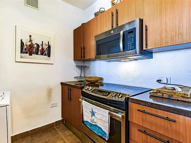 Fully equipped kitchen and washer dryer