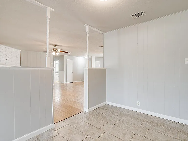 109 SE Dian St — Photo 3