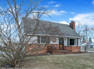 922 Robins Rd, Lansing, MI 48917