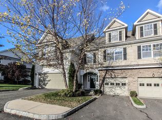 29 Maura Ln, Danbury, CT 06810