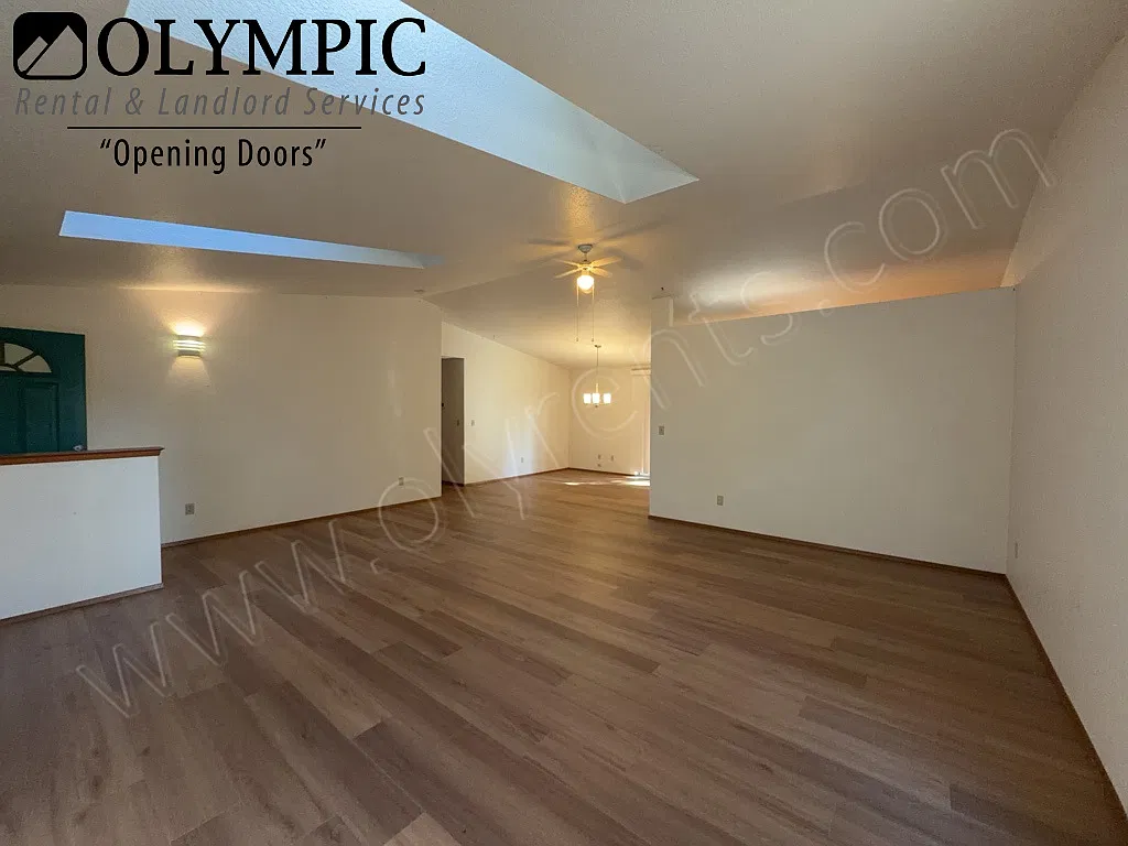 West Olympia 3 Bdrm, 1.75 Bath on Nearly 2 Acres — Photo 4