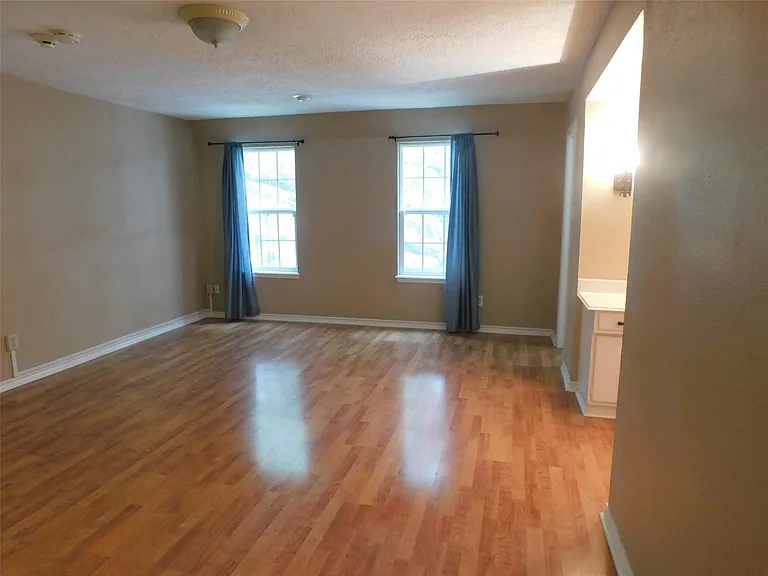 472 N Post Oak Ln — Photo 6