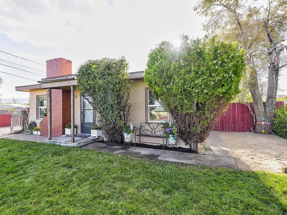 Yard maintenance is tenant's responsibility.